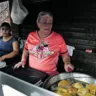 Muller Teixeira conta que percebeu o reajuste nos preços. Nazaré Maia explica que nem sempre dá pra segurar os preços das coxinhas de frango que vende