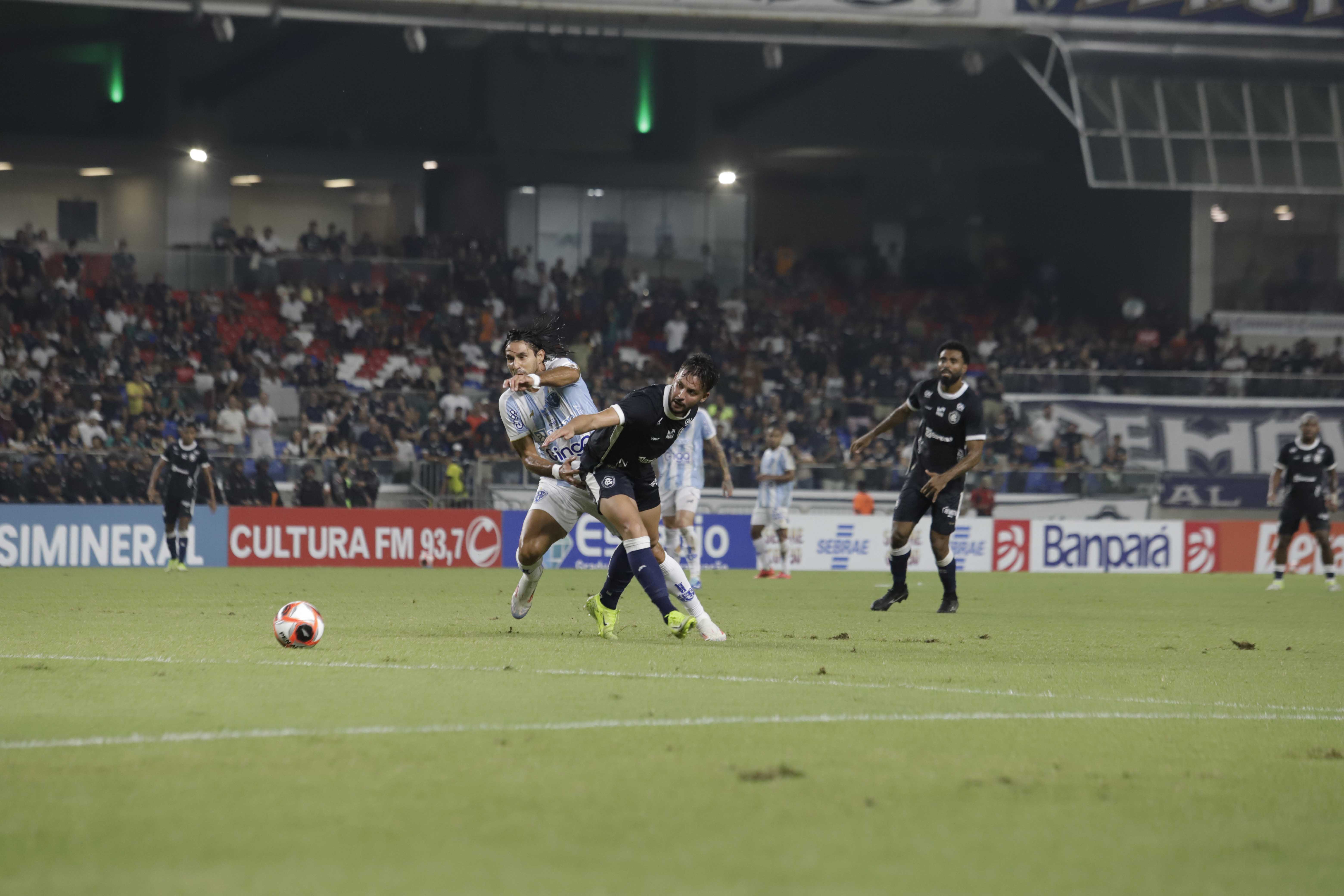 A bobeada do regular meia Pavani, do Remo, ao perder uma bola dominada para Benítez, mudou a história do clássico na noite desta quarta. Foto: Mauro Ângelo/Diário do Pará