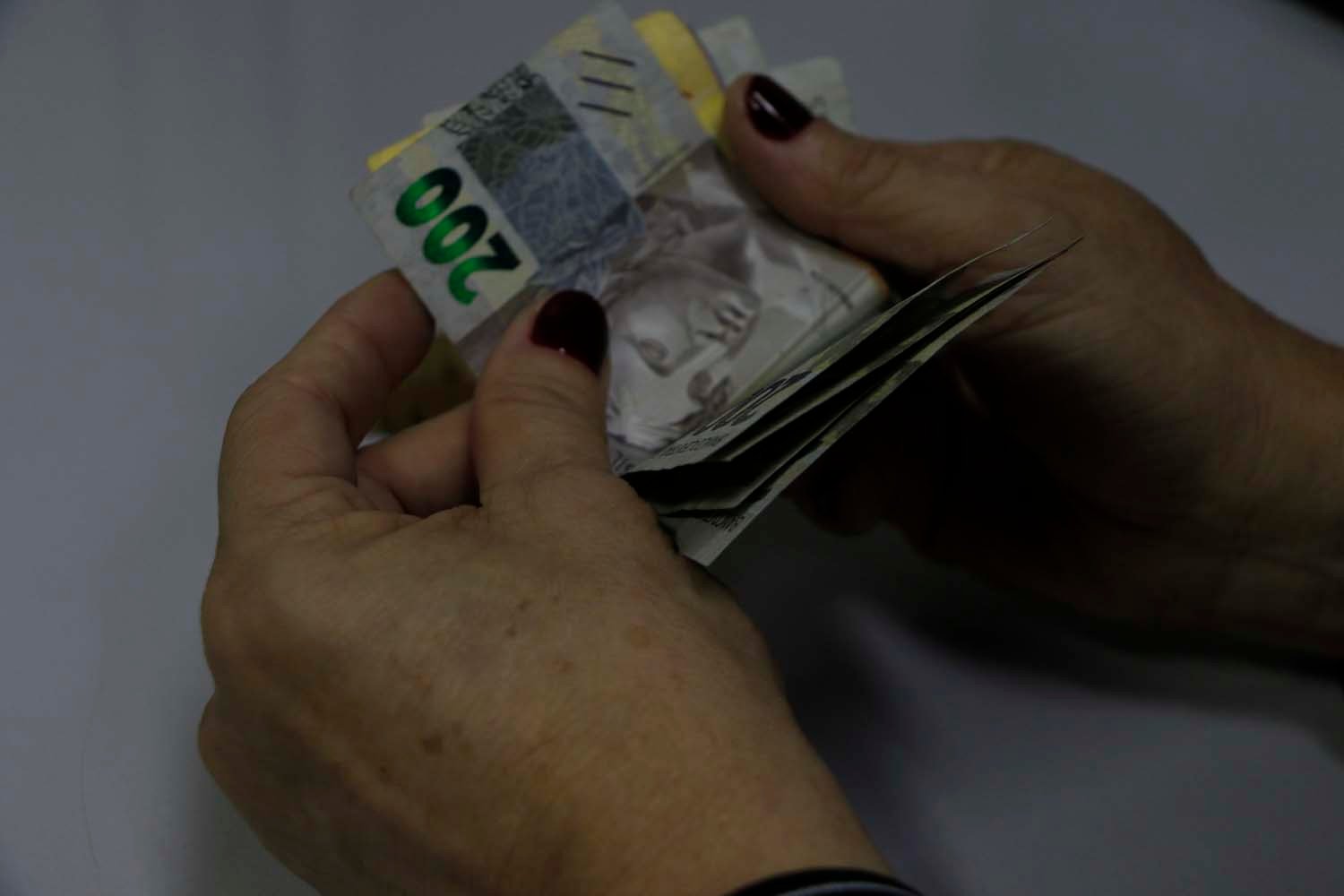 Cerca de 3,4 milhões de estudantes receberão o incentivo do programa federal, no valor de R$ 200, de acordo com a Caixa Econômica Federal