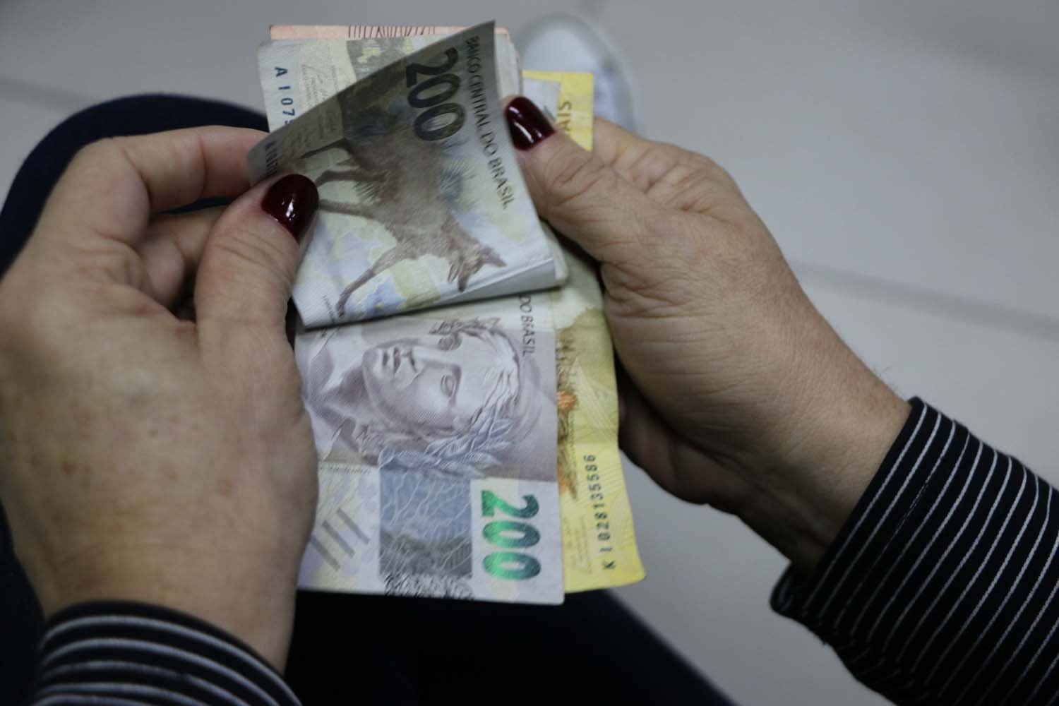 O reajuste está em conformidade com o inciso X do artigo 37 da Constituição Federal, que garante a revisão anual da remuneração dos servidores públicos