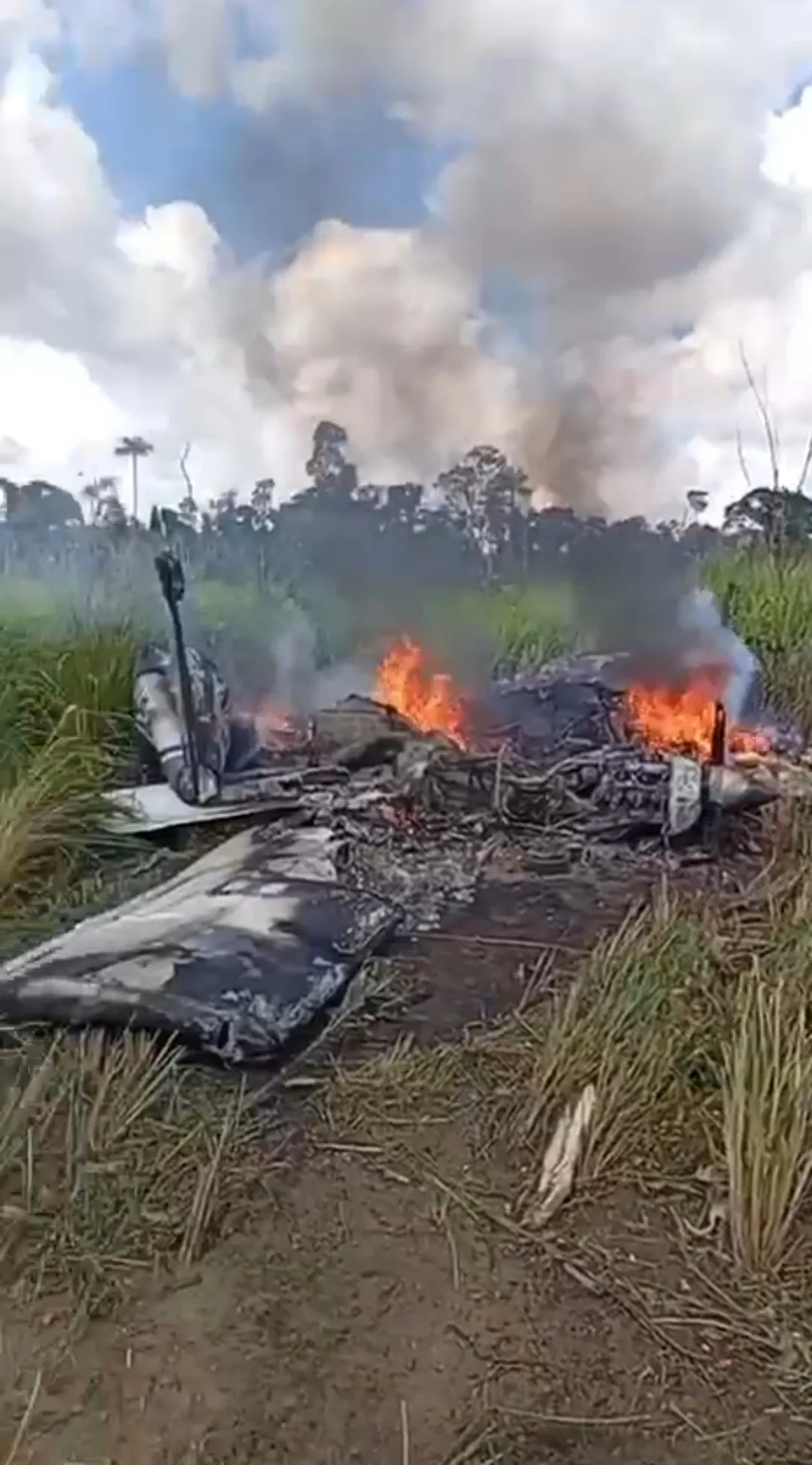 Dezenas de imagens e vídeos circularam nas redes sociais mostrando uma aeronave de pequeno porte em chamas em Altamira.