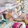 Produtos voltados para mulheres custam mais: entenda a “taxa rosa” e como combater essa prática abusiva