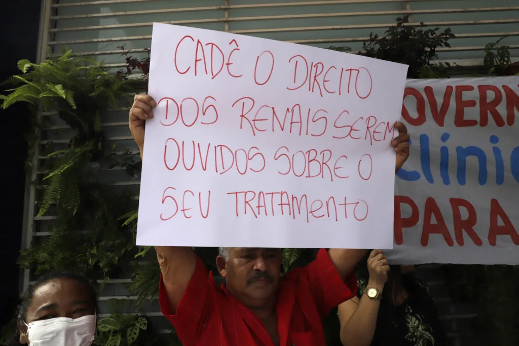 Pacientes renais crônicos que recebem atendimento em Ananindeua realizaram um protesto na tarde desta quarta-feira (21) em frente ao Centro de Hemodiálise Ari Gonçalves