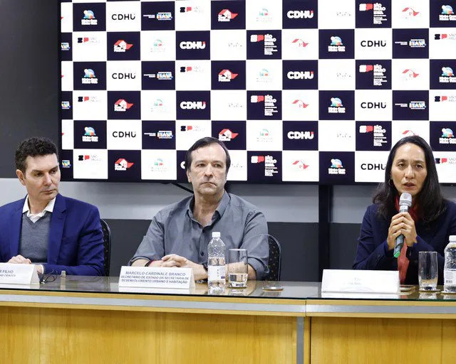 A ministra substituta da Gestão (ao microfone) e o ministro Jader Filho anunciam acordo com o estado