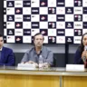 A ministra substituta da Gestão (ao microfone) e o ministro Jader Filho anunciam acordo com o estado