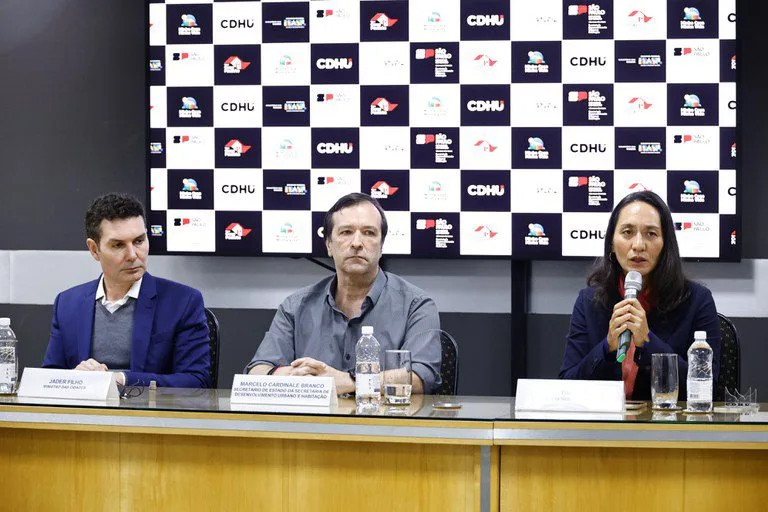 A ministra substituta da Gestão (ao microfone) e o ministro Jader Filho anunciam acordo com o estado A ministra substituta da Gestão (ao microfone) e o ministro Jader Filho anunciam acordo com o estado