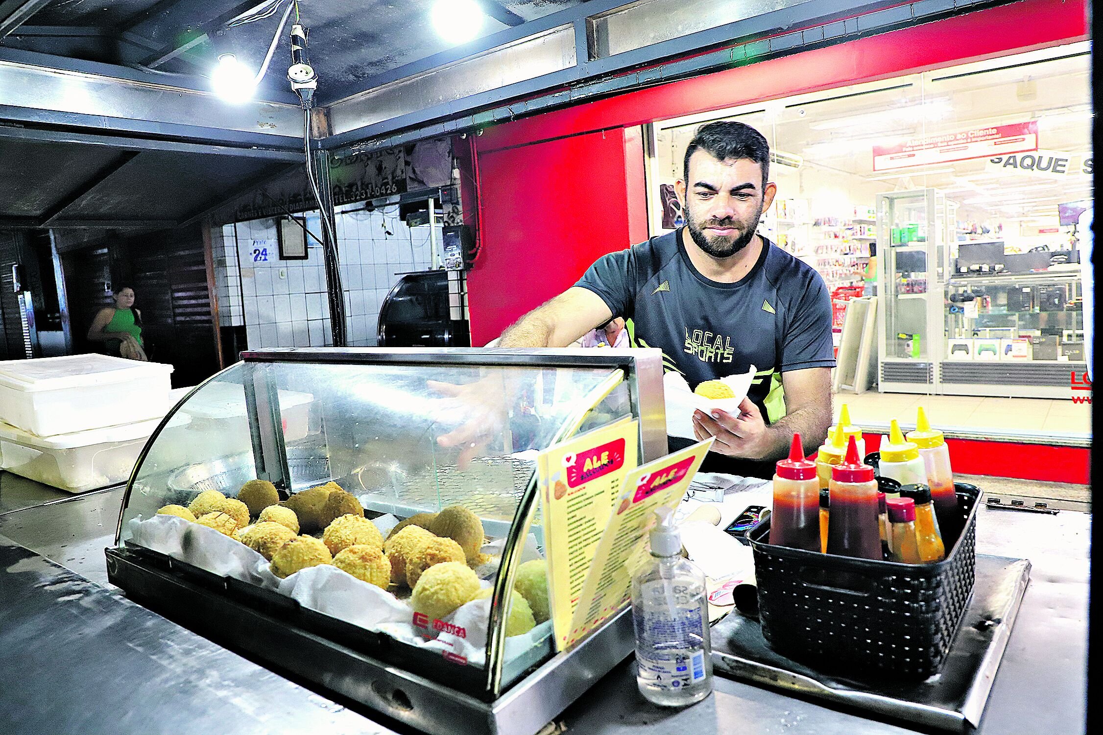 Como compra em grande quantidade, Hilton Marcelo, dono de duas vendas de coxinhas, ainda consegue um desconto na compra do gás de cozinha FOTOs: WAGNER ALMEIDA