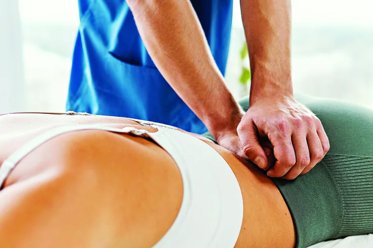 A quiropraxia está associada ao alívio de tensões musculares, recuperação de lesões, auxílio em problemas de locomoção, diminuição das dores da fibromialgia e também atua na reeducação da postura, entre outros FOTO: Freepik