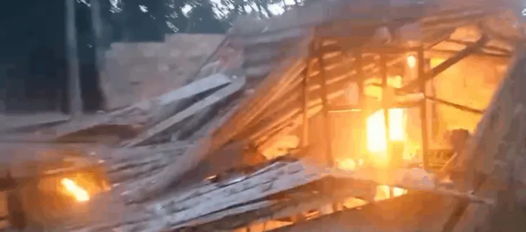 Na tarde desta sexta-feira (9), uma explosão de botijão de gás causou a destruição total de uma residência na ilha de Cotijuba, distrito de Belém.