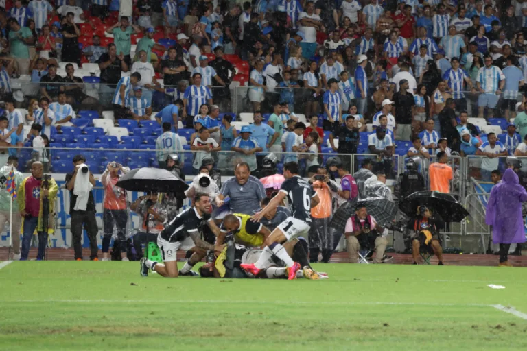 Sob forte chuva, nervos à flor da pele e um clássico Re-Pa digno da tradição centenária, o Clube do Remo voltou ao topo do futebol paraense