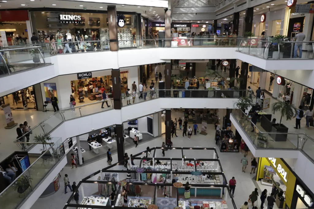 Na véspera do Dia das Mães, quem deixou para comprar o presente nas últimas horas deve ficar atento para evitar dor de cabeça na aquisição de um produto. Na véspera do Dia das Mães, quem deixou para comprar o presente nas últimas horas deve ficar atento para evitar dor de cabeça na aquisição de um produto.