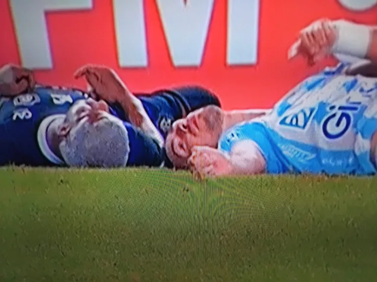 O zagueiro Joaquin Novillo, do Paysandu, e o meia Janderson, do Remo, se chocaram ao disputar uma bola aérea.