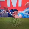O zagueiro Joaquin Novillo, do Paysandu, e o meia Janderson, do Remo, se chocaram ao disputar uma bola aérea.
