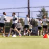 Liverpool e Arsenal se enfrentam neste domingo (11), às 12h30 (horário de Brasília), pela 36ª rodada da Premier League.