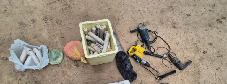 Com eles, a polícia apreendeu três pistolas, dois fuzis calibre 5.56, um fuzil calibre .50 (de uso restrito), cartuchos de diversos calibres, explosivos, cordéis detonantes, uma motocicleta e a caminhonete usada na fuga, que tinha registro de roubo.