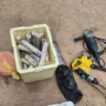 Com eles, a polícia apreendeu três pistolas, dois fuzis calibre 5.56, um fuzil calibre .50 (de uso restrito), cartuchos de diversos calibres, explosivos, cordéis detonantes, uma motocicleta e a caminhonete usada na fuga, que tinha registro de roubo.