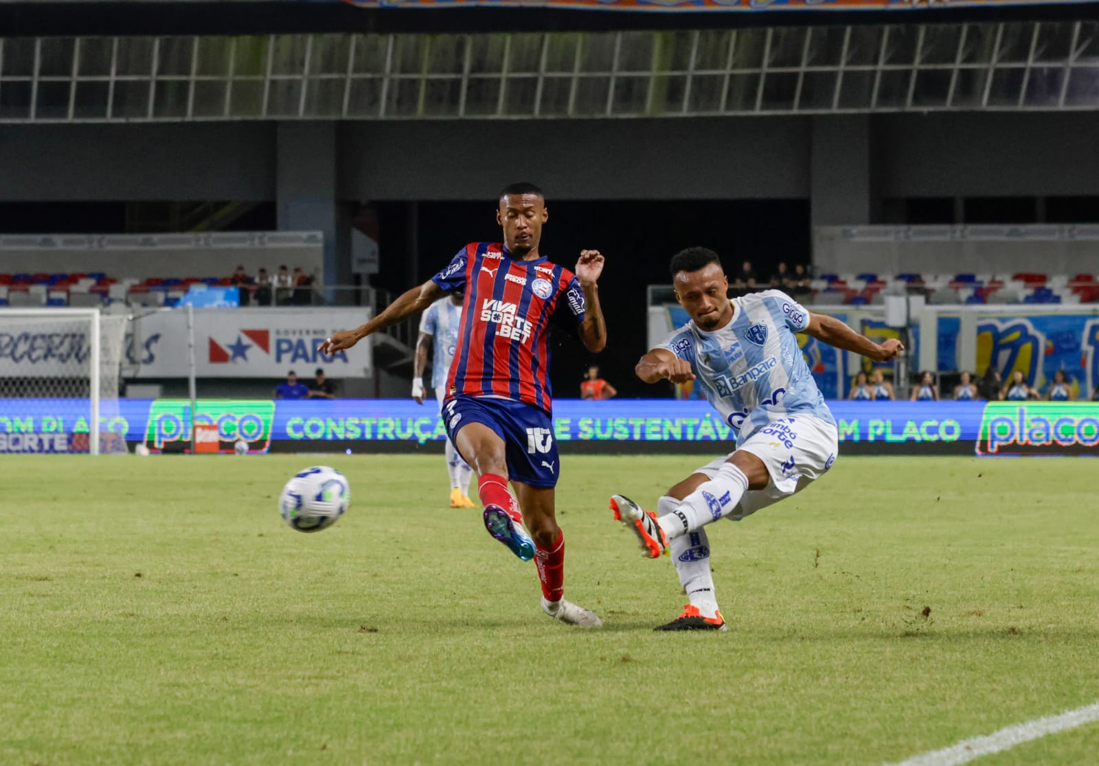 Os jogadores do Paysandu deixaram o gramado do Mangueirão, ontem, disparando críticas ao árbitro carioca Bruno Arleu, de Araújo