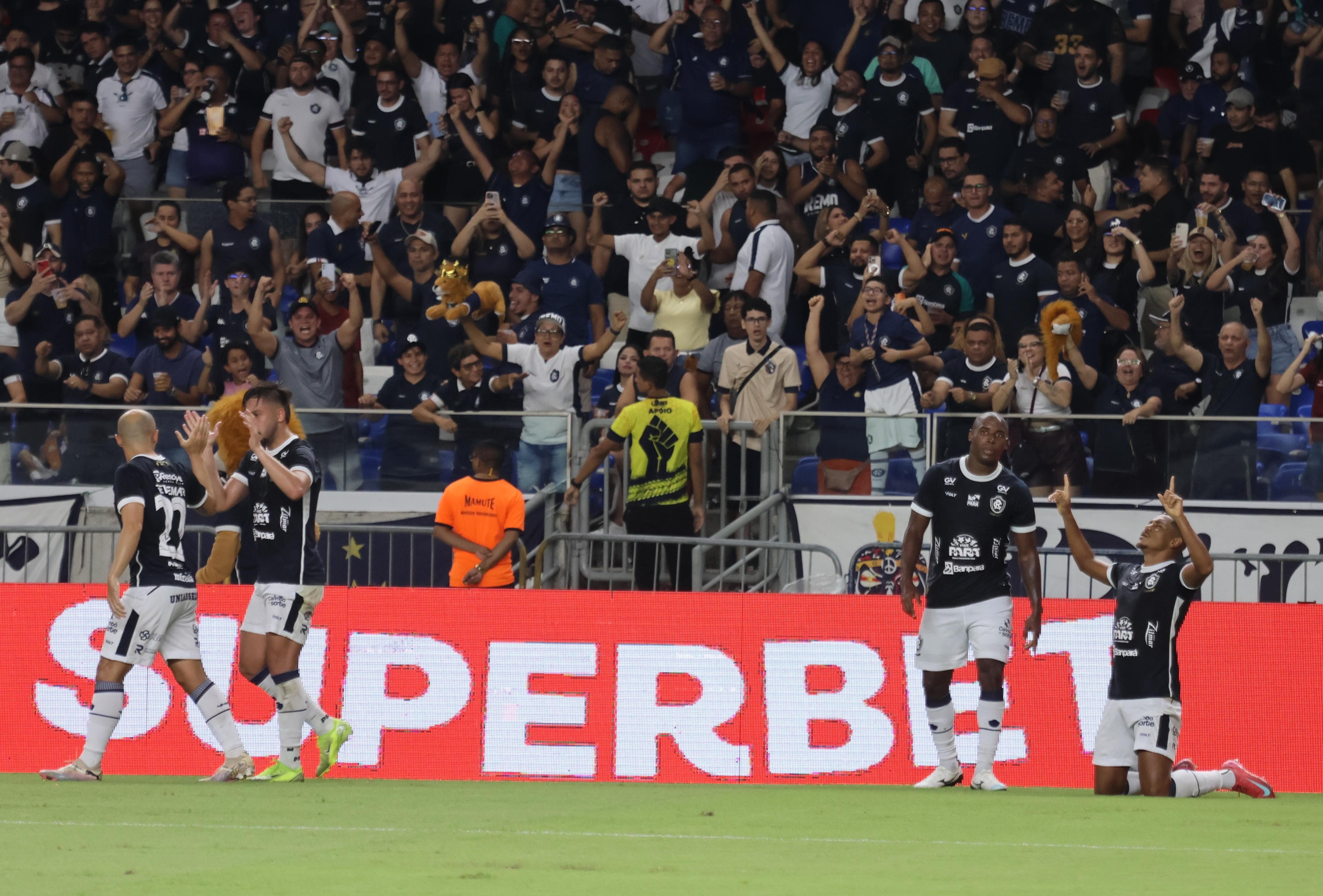 Jogando com o apoio da torcida no Mangueirão, o Clube do Remo viu sua campanha perfeita em casa chegar ao fim na noite deste sábado (24),