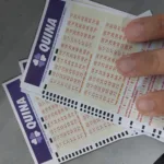 A Quina realizou o sorteio do concurso 6810 nesta terça-feira, dia 26 de agosto de 2025. Os números sorteados foram: 7, 8, 34, 61 e 75. Este concurso trouxe boas notícias para os apostadores, pois um sortudo acertou todos os cinco números e levará para casa um prêmio de R$ 13.760.007,63. Além disso, 50 apostas acertaram quatro números, cada uma recebendo R$ 11.130,04. Por outro lado, 3.722 apostas conseguiram três acertos, garantindo R$ 142,39 para cada uma, enquanto 110.137 apostas acertaram dois números, recebendo R$ 4,81 cada. Com isso, a Quina não acumulou após o concurso 6810. O próximo sorteio está agendado para quarta-feira, dia 27 de agosto de 2025. Os apostadores que desejam participar devem estar atentos aos prazos e às regras do jogo. Como jogar na quina Para participar da Quina, o apostador deve escolher entre 5 a 15 números dentre os 80 disponíveis. Além disso, existe a opção da Surpresinha, onde a Caixa Econômica Federal seleciona os números aleatoriamente. O valor da aposta varia conforme a quantidade de números escolhidos. Chances de acerto e valores das apostas As apostas que acertam de 2 a 5 números são premiadas. A distribuição do prêmio ocorre da seguinte forma: 35% do valor do prêmio vai para quem acertou 5 números; 15% é destinado a quem acertou 4 números; 10% é dividido entre quem acertou 3 números; 10% é para quem acertou 2 números. O valor da aposta simples, que consiste em escolher 5 números, custa R$ 2,00. Para apostas combinadas, onde o jogador escolhe mais números, o custo aumenta proporcionalmente. Teimosinha e sorteios da quina A Teimosinha permite que o apostador utilize a mesma aposta por 3, 6, 12, 18 ou 24 concursos consecutivos. Isso aumenta as chances de ganhar em sorteios subsequentes sem a necessidade de refazer a aposta a cada concurso. A Quina realiza seis sorteios por semana, de segunda a sábado, sempre às 20h. Portanto, os apostadores têm várias oportunidades de tentar a sorte ao longo da semana. Quina de são joão A Quina de São João é um sorteio especial que ocorre uma vez por ano, próximo ao dia 24 de junho, em homenagem ao santo. Os prêmios desse sorteio são significativamente maiores do que os dos concursos regulares, atraindo ainda mais participantes. Como resgatar prêmios Os ganhadores devem ficar atentos aos prazos para resgatar seus prêmios. Os valores até R$ 1.903,98 podem ser retirados em casas lotéricas. Já os prêmios acima desse valor devem ser resgatados nas agências da Caixa Econômica Federal. Os ganhadores têm até 90 dias após a data do sorteio para reivindicar seus prêmios. Destinação social dos recursos Os recursos arrecadados com as apostas da Quina são destinados a diversas áreas sociais, como saúde, educação e segurança pública. Assim, ao jogar, os apostadores também contribuem para o desenvolvimento social do país. Em resumo, a Quina continua a ser uma das loterias mais populares do Brasil, oferecendo prêmios atrativos e diversas formas de participação. Os apostadores devem sempre estar informados sobre as regras e procedimentos para maximizar suas chances de ganhar. Fontes: G1