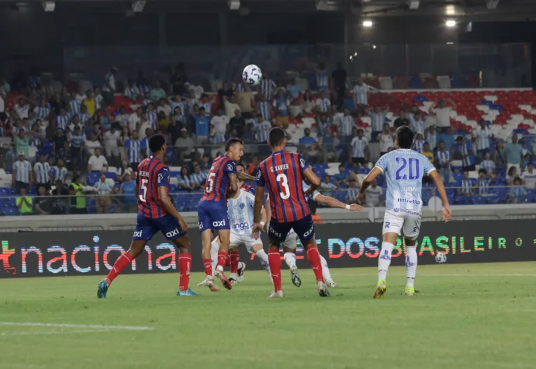 A vitória do Bahia por 1 a 0 sobre o PSC foi definida em um lance contestado pelos bicolores, mas o desenvolvimento do jogo evidenciou a diferença técnica entre as equipes.