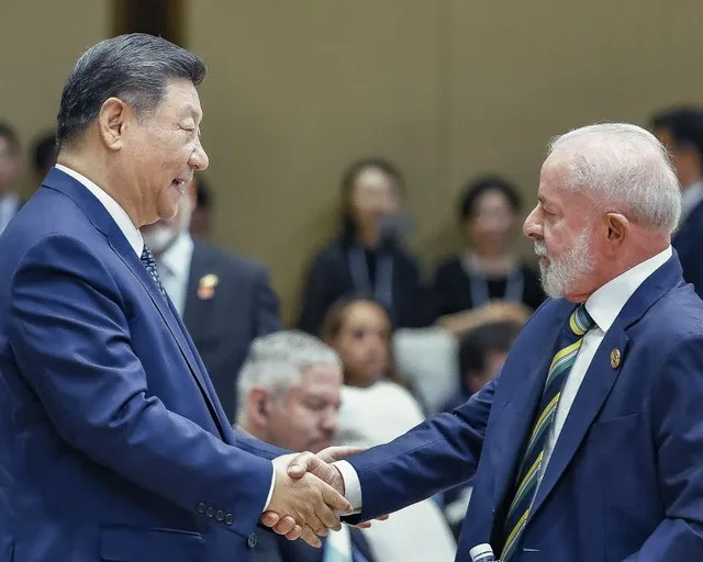 O presidente Luiz Inácio Lula da Silva se encontra com Xi Jinping, o líder chinês, na abertura do IV Fórum CELAC-China - Foto: Ricardo Stuckert / PR
