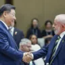 O presidente Luiz Inácio Lula da Silva se encontra com Xi Jinping, o líder chinês, na abertura do IV Fórum CELAC-China - Foto: Ricardo Stuckert / PR