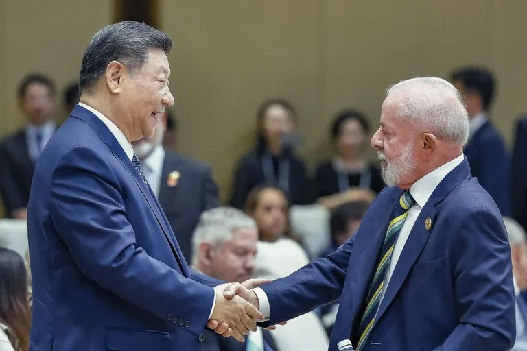 O presidente Luiz Inácio Lula da Silva se encontra com Xi Jinping, o líder chinês, na abertura do IV Fórum CELAC-China - Foto: Ricardo Stuckert / PR