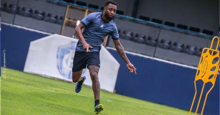 O lateral Sávio deve ser titular no jogo de amanhã - Foto: Samara Miranda/Remo