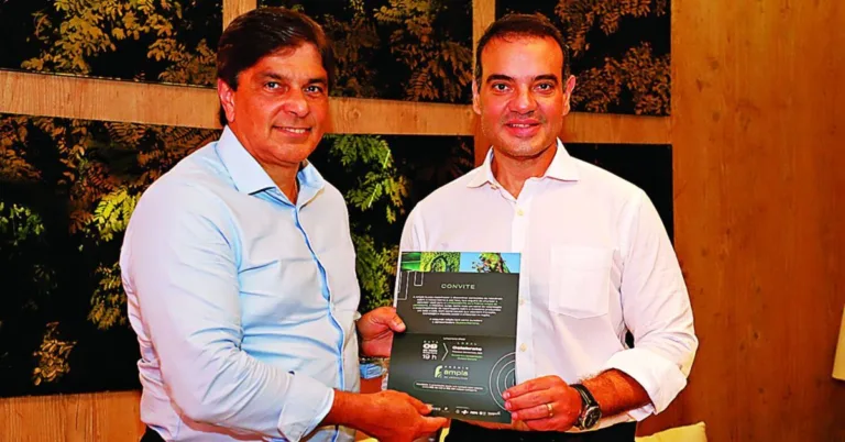 O presidente do Grupo RBA Camilo Centeno recebeu o convite para o evento das mãos de Giussepp Mendes FOTO: OCTAVIO CARDOSO