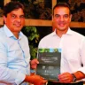 O presidente do Grupo RBA Camilo Centeno recebeu o convite para o evento das mãos de Giussepp Mendes FOTO: OCTAVIO CARDOSO