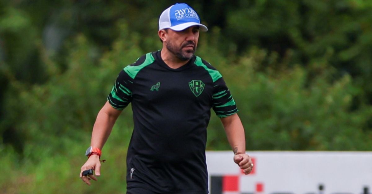 O Vila Nova oficializou, nesta tarde (1), a saída do técnico Luizinho Lopes do comando da equipe profissional.