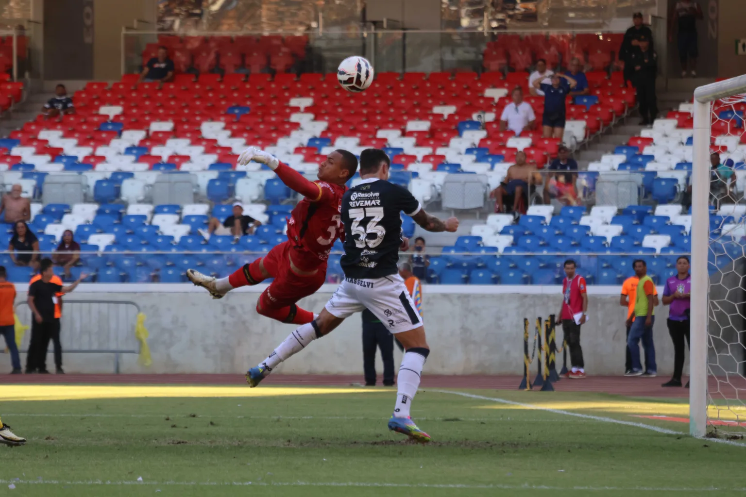 O Clube do Remo segue líder da Série B do Campeonato Brasileiro — pelo menos por mais dois dias — graças a uma combinação de resultados