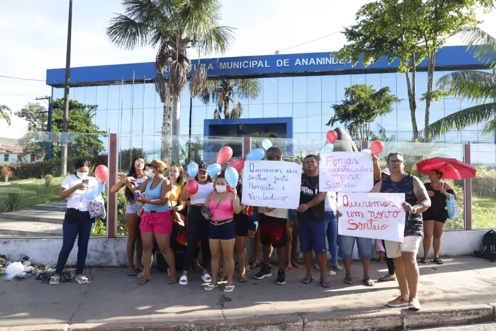 Nesta segunda-feira (5), moradores de Ananindeua, na Região Metropolitana de Belém, realizaram um protesto em frente à Prefeitura da cidade.
