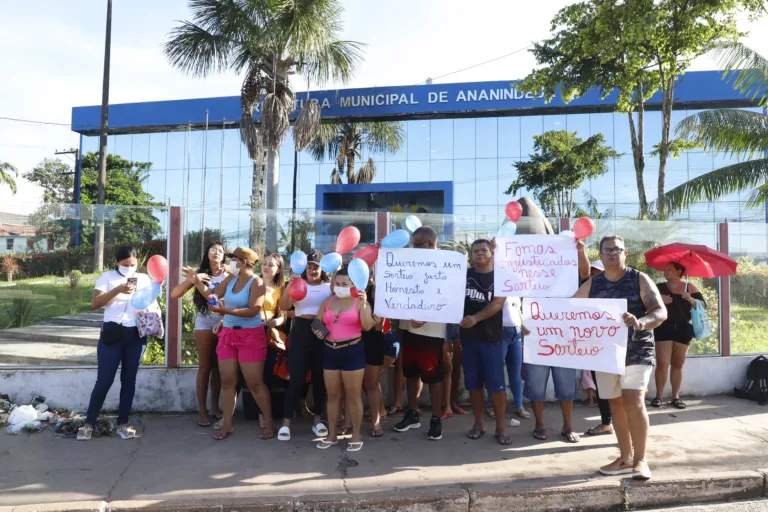 Nesta segunda-feira (5), moradores de Ananindeua, na Região Metropolitana de Belém, realizaram um protesto em frente à Prefeitura da cidade.