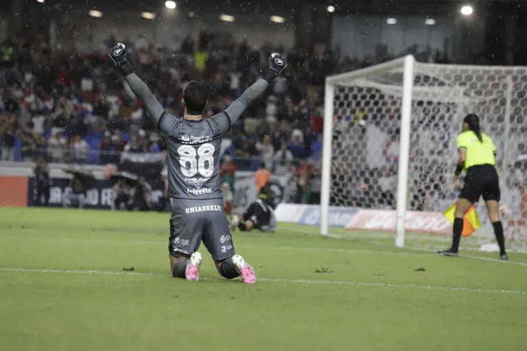 Em um Re-Pa eletrizante no Estádio Olímpico do Pará, o Mangueirão, o Leão Azul segurou a pressão e venceu o Paysandu nos pênaltis por 6 a 5. Foto: Mauro Ângelo/ Diário do Pará.