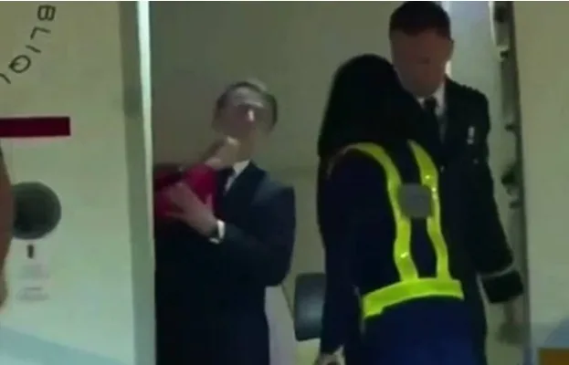 O presidente da França, Emmanuel Macron, comentou nesta segunda-feira (26) o vídeo que viralizou nas redes sociais e mostra sua esposa. O presidente da França, Emmanuel Macron, comentou nesta segunda-feira (26) o vídeo que viralizou nas redes sociais e mostra sua esposa.