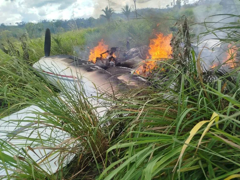 Segundo nota oficial, a queda da aeronave ocorreu durante uma ação conjunta de combate ao tráfico internacional de drogas, envolvendo a Polícia Federal, a Força Aérea Brasileira (FAB)