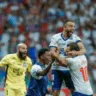 Em um jogo cheio de emoções e com uma expulsão para cada lado, o Bahia derrotou o Vitória por 2 a 1, na Arena Fonte Nova