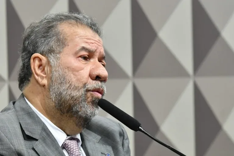 Carlos Lupi – Foto: Agência Senado/Geraldo Magela ... Leia mais em https://www.cartacapital.com.br/politica/lupi-deixa-o-ministerio-da-previdencia-em-meio-a-crise-no-inss/. O conteúdo de CartaCapital está protegido pela legislação brasileira sobre direito autoral. Essa defesa é necessária para manter o jornalismo corajoso e transparente de CartaCapital vivo e acessível a todos