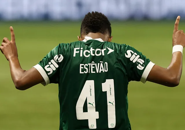 Estêvão (2) e Flaco López marcaram os gols da partida, mas o brilho ficou com a joia palmeirense.