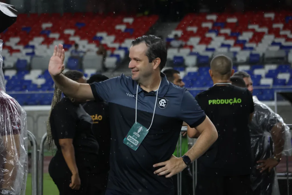 Os técnicos Luizinho Lopes, pela Paysandu, e Daniel Paulista, pelo Remo, adotam posturas diferentes nos jogos dos seus times.