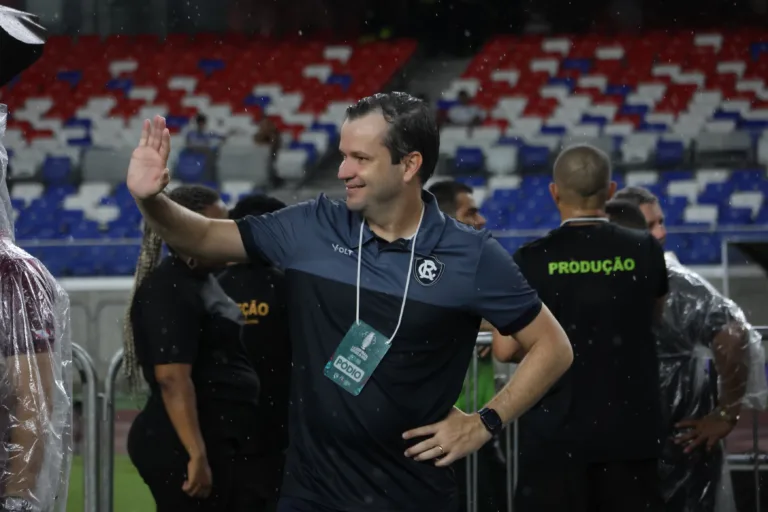 Os técnicos Luizinho Lopes, pela Paysandu, e Daniel Paulista, pelo Remo, adotam posturas diferentes nos jogos dos seus times.