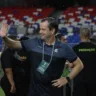 Os técnicos Luizinho Lopes, pela Paysandu, e Daniel Paulista, pelo Remo, adotam posturas diferentes nos jogos dos seus times.