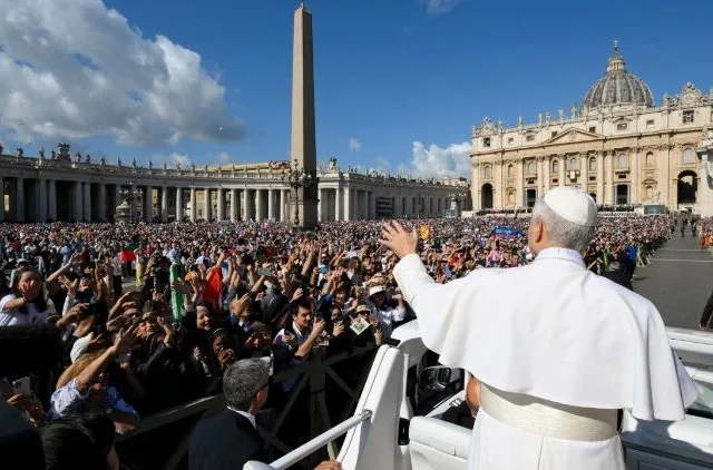 Do seu papamóvel, o papa Leão 14 cumprimentou o público presente na praça São Pedro na manhã deste domingo (18).