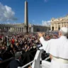 Do seu papamóvel, o papa Leão 14 cumprimentou o público presente na praça São Pedro na manhã deste domingo (18).