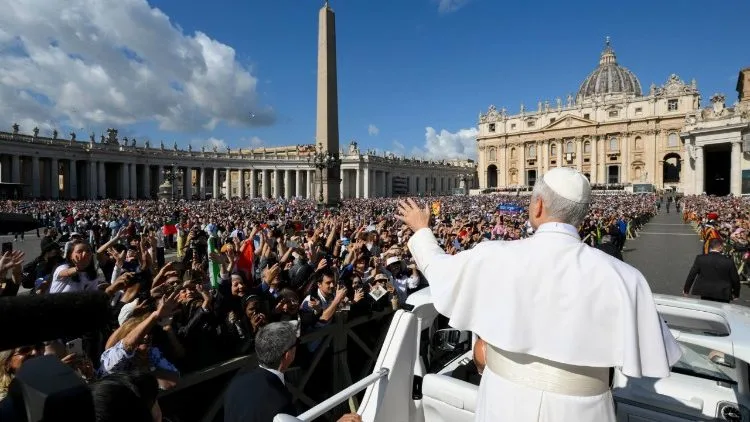 Do seu papamóvel, o papa Leão 14 cumprimentou o público presente na praça São Pedro na manhã deste domingo (18).