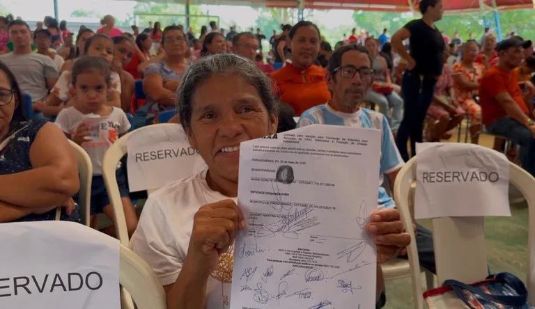 Maria Gorete Mendes Diogo segurando o contrato da casa própria. Crédito: Adams Mercês


