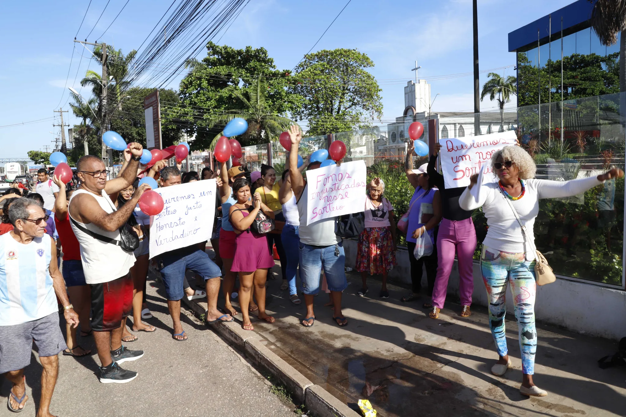 Nesta segunda-feira (5), moradores de Ananindeua, na Região Metropolitana de Belém, realizaram um protesto em frente à Prefeitura da cidade.