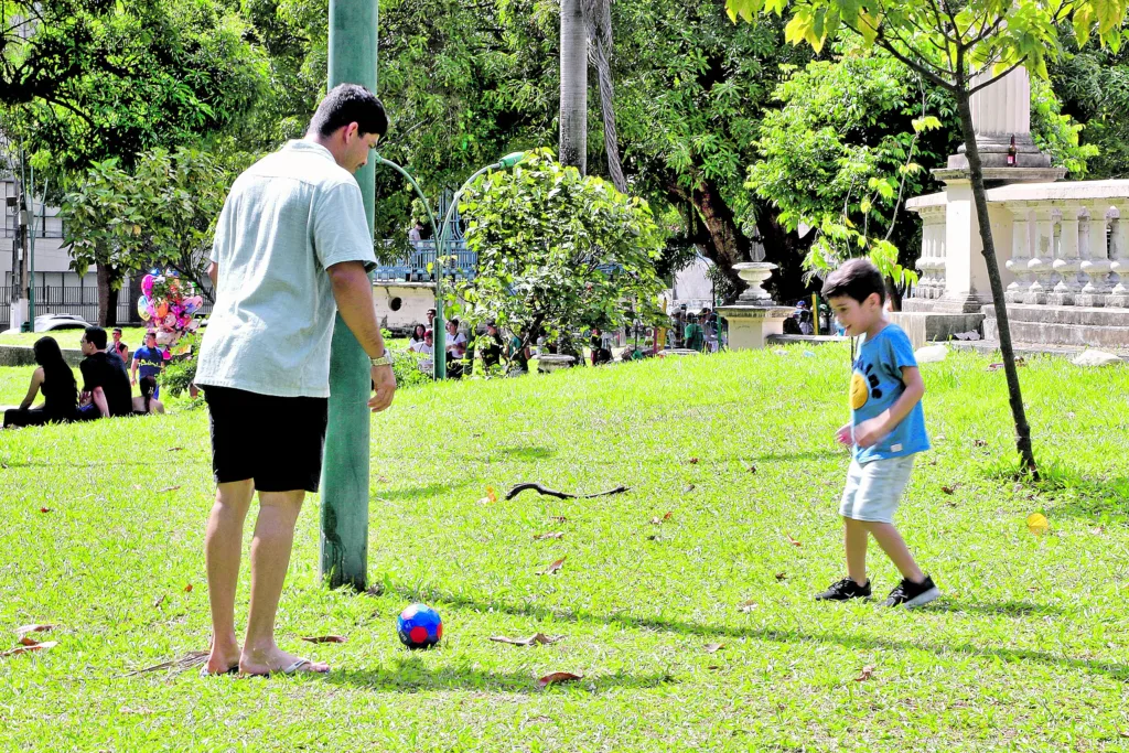BELEM-PARA-BRASIL-25-05-2025-FOTOS ANTONIO MELO-( PRAÇA DA REBUBLICA-ID-929147)( FELIPE COENTRO E O FILHO MICAEL)