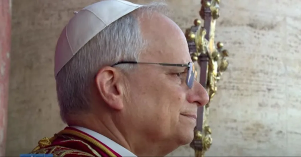 Eleito como o novo papa, Robert Francis Prevost é uma figura marcada pela experiência internacional e pela forte afinidade com a visão pastoral do Papa Francisco.
